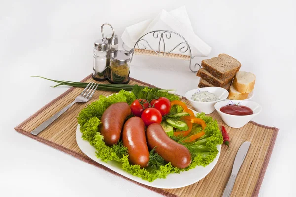 Salsicce Bollite Con Pomodori Cetrioli Verdi Servito Con Pane Bianco — Foto Stock