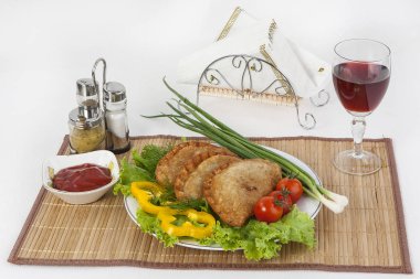 Domates, salatalık, otlar ve soğan ile Chebureks. Siyah ya da beyaz ekmek ile servis. Mükemmel bir ek bir sıcak sos ve hardal var. Bu yemek yemek için güç ve neşe verir.