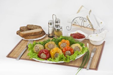 Bulgar biber et otlar, sos ve ekşi krema ile doldurulmuş. Doyurucu bir sağlıklı yemek için iyi bir yemek. Siyah ya da beyaz ekmek ile sıcak servis yapın. Hardal yemek için iyi bir baharat olduğunu.