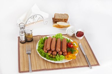 Sosis, domates, salatalık ve Yeşiller ile füme. Siyah ya da beyaz ekmek ile servis. Mükemmel bir ek bir sıcak sos ve hardal var. Bu yemek yemek için güç ve neşe verir.