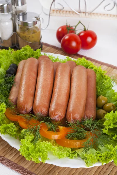 Embutidos Ahumados Con Tomates Pepinos Verduras Sirve Con Pan Negro —  Fotos de Stock