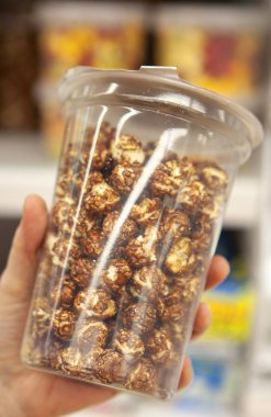 Bankada patlamış mısır. Çok lezzetli bir aperatif için film ve futbol izlerken bira. Keyifli bir zaman ve sonsuz büyüleyici bir tat.