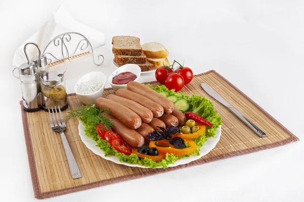 Sosis, domates, salatalık ve Yeşiller ile füme. Siyah ya da beyaz ekmek ile servis. Mükemmel bir ek bir sıcak sos ve hardal var. Bu yemek yemek için güç ve neşe verir.