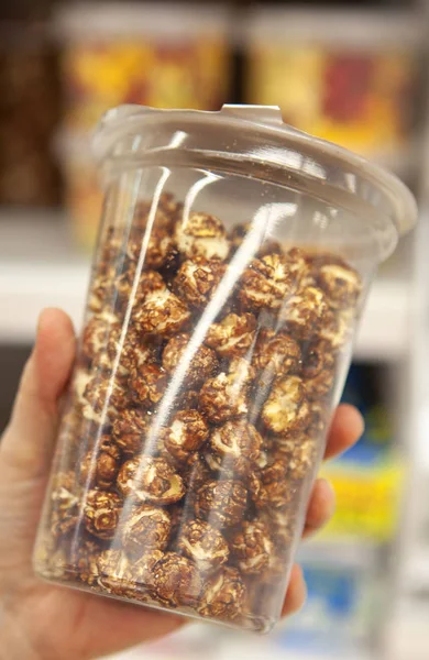 Bankada patlamış mısır. Çok lezzetli bir aperatif için film ve futbol izlerken bira. Keyifli bir zaman ve sonsuz büyüleyici bir tat.