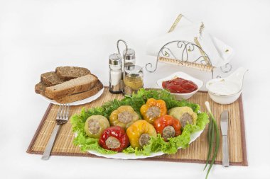 Bulgar biber et otlar, sos ve ekşi krema ile doldurulmuş. Doyurucu bir sağlıklı yemek için iyi bir yemek. Siyah ya da beyaz ekmek ile sıcak servis yapın. Hardal yemek için iyi bir baharat olduğunu.