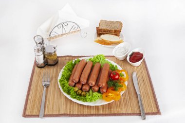 Sosis, domates, salatalık ve Yeşiller ile füme. Siyah ya da beyaz ekmek ile servis. Mükemmel bir ek bir sıcak sos ve hardal var. Bu yemek yemek için güç ve neşe verir.