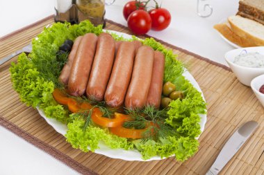 Sosis, domates, salatalık ve Yeşiller ile füme. Siyah ya da beyaz ekmek ile servis. Mükemmel bir ek bir sıcak sos ve hardal var. Bu yemek yemek için güç ve neşe verir.