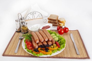 Domates, salatalık ve Yeşiller ile sosis haşlama. Siyah ya da beyaz ekmek ile servis. Mükemmel bir ek bir sıcak sos ve hardal var. Bu yemek yemek için güç ve neşe verir.