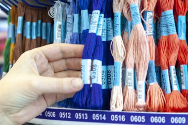 Tolyatti, Rusya, 09 Haziran 2018: Taşlar ile renkli mouline deposunda. Renk mouline konu bir el. Mulina konu nakış çapraz ve pürüzsüz için paleti. Önden görünüm.