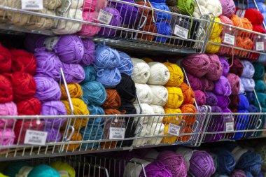 Raf ile renk iplik örme için iğne, tığ saklayın. Parlak top pamuk ve sentetik iplik.