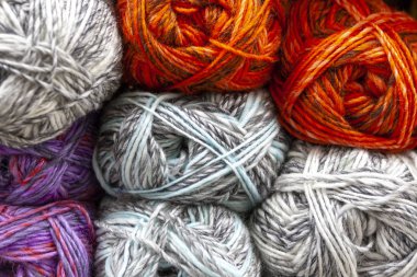 Raf ile renk iplik örme için iğne, tığ saklayın. Parlak top pamuk ve sentetik iplik.