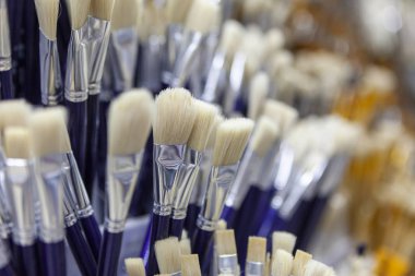 Suluboya, akrilik petrol, guaş ile boyama için fırçalar. Düz güneş ışınlarına kıllar. Closeup boya fırçaları. Sığ derinlik-in tarla. Reklam için arka plan.