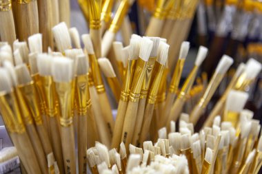 Suluboya, akrilik petrol, guaş ile boyama için fırçalar. Düz güneş ışınlarına kıllar. Closeup boya fırçaları. Sığ derinlik-in tarla. Reklam için arka plan.