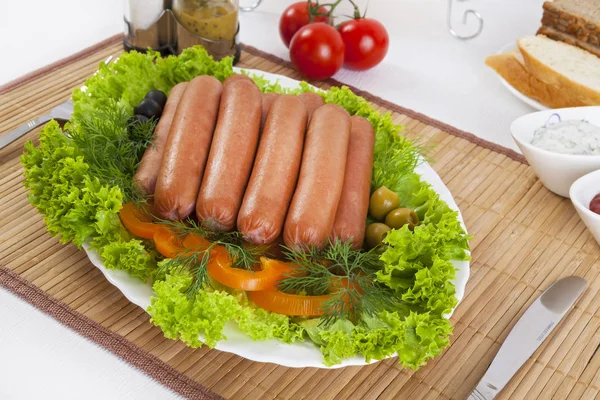 Sosis, domates, salatalık ve Yeşiller ile füme. Siyah ya da beyaz ekmek ile servis. Mükemmel bir ek bir sıcak sos ve hardal var. Bu yemek yemek için güç ve neşe verir.