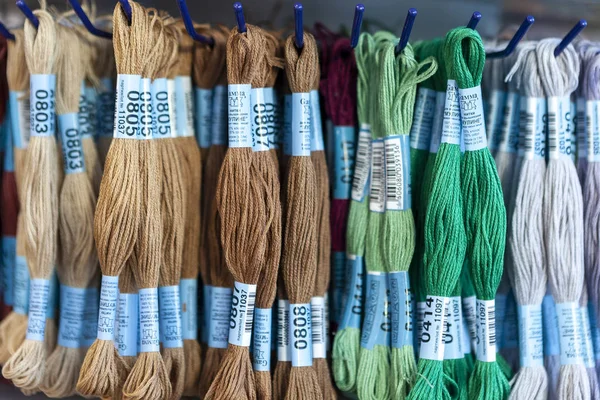 Tolyatti, Rusya, 09 Haziran 2018: Taşlar ile renkli mouline deposunda. Renk mouline konu. Mulina konu nakış çapraz ve pürüzsüz için paleti. Önden görünüm.