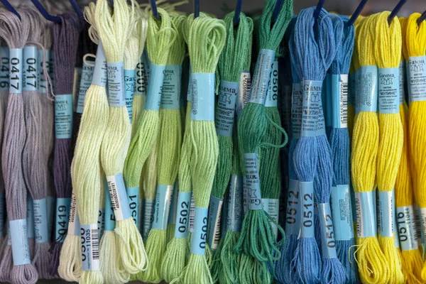 Tolyatti, Rusya, 09 Haziran 2018: Taşlar ile renkli mouline deposunda. Renk mouline konu. Mulina konu nakış çapraz ve pürüzsüz için paleti. Önden görünüm.