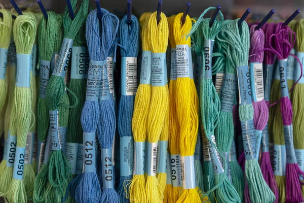 Tolyatti, Rusya, 09 Haziran 2018: Taşlar ile renkli mouline deposunda. Renk mouline konu. Mulina konu nakış çapraz ve pürüzsüz için paleti. Önden görünüm.