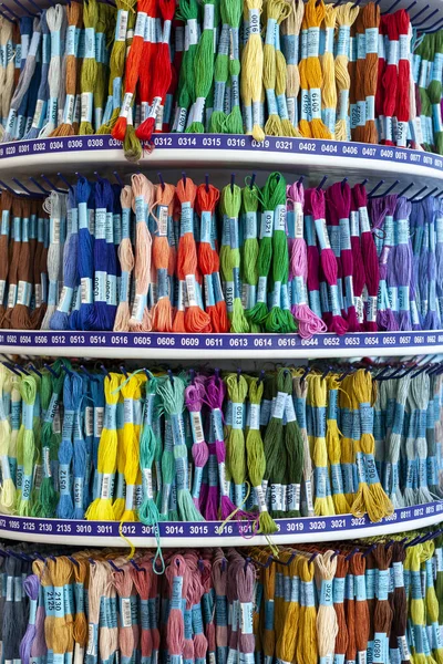 Tolyatti, Rusya, 09 Haziran 2018: Taşlar ile renkli mouline deposunda. Renk mouline konu. Mulina konu nakış çapraz ve pürüzsüz için paleti. Önden görünüm.