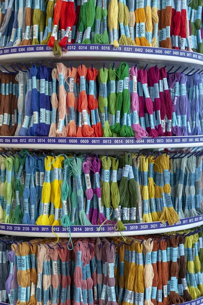 Tolyatti, Rusya, 09 Haziran 2018: Taşlar ile renkli mouline deposunda. Renk mouline konu. Mulina konu nakış çapraz ve pürüzsüz için paleti. Önden görünüm.