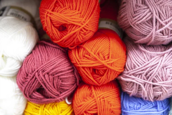 Raf ile renk iplik örme için iğne, tığ saklayın. Parlak top pamuk ve sentetik iplik.