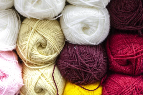 Raf ile renk iplik örme için iğne, tığ saklayın. Parlak top pamuk ve sentetik iplik.