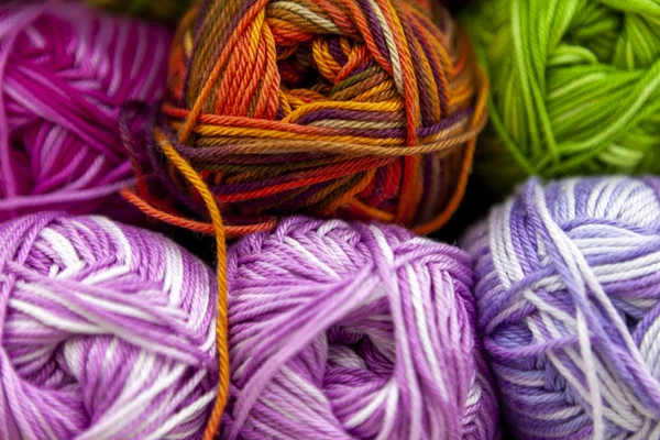 Raf ile renk iplik örme için iğne, tığ saklayın. Parlak top pamuk ve sentetik iplik.