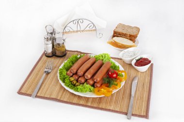 Sosis, domates, salatalık ve Yeşiller ile füme. Siyah ya da beyaz ekmek ile servis. Mükemmel bir ek bir sıcak sos ve hardal var. Bu yemek yemek için güç ve neşe verir.