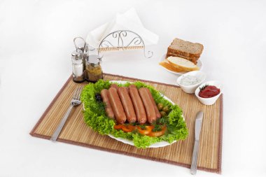 Sosis, domates, salatalık ve Yeşiller ile füme. Siyah ya da beyaz ekmek ile servis. Mükemmel bir ek bir sıcak sos ve hardal var. Bu yemek yemek için güç ve neşe verir.