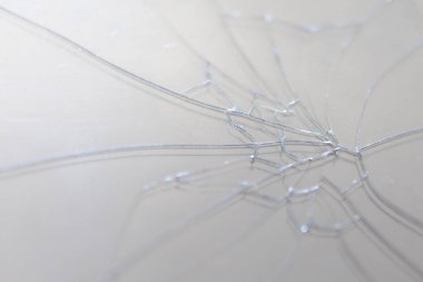 Kırık ekran bir cep telefonu. İnce cam üzerinde çatlaklar