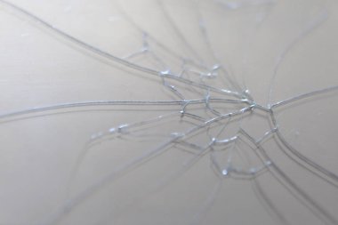 Kırık ekran bir cep telefonu. İnce cam üzerinde çatlaklar