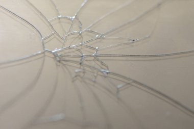 Kırık ekran bir cep telefonu. İnce cam üzerinde çatlaklar