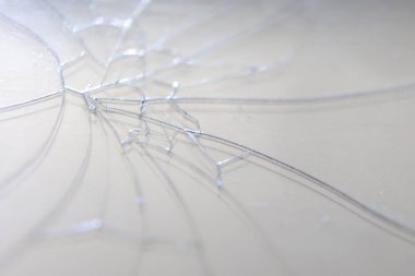 Kırık ekran bir cep telefonu. İnce cam üzerinde çatlaklar