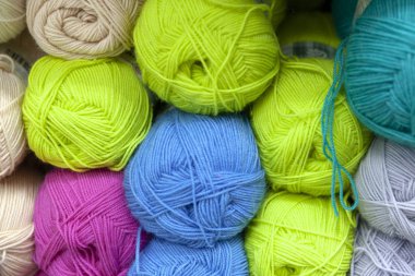 Raf ile renk iplik örme için iğne, tığ saklayın. Parlak top pamuk ve sentetik iplik.