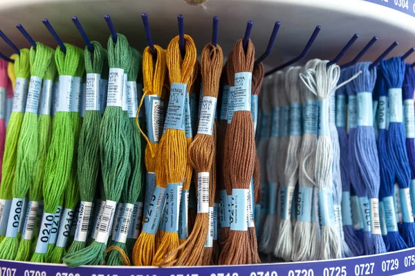 Tolyatti, Rusya, 09 Haziran 2018: Taşlar ile renkli mouline deposunda. Renk mouline konu. Mulina konu nakış çapraz ve pürüzsüz için paleti. Önden görünüm.