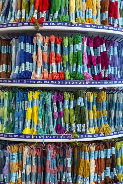 Tolyatti, Rusya, 09 Haziran 2018: Taşlar ile renkli mouline deposunda. Renk mouline konu. Mulina konu nakış çapraz ve pürüzsüz için paleti. Önden görünüm.