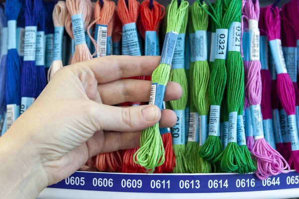 Tolyatti, Rusya, 09 Haziran 2018: Taşlar ile renkli mouline deposunda. Renk mouline konu bir el. Mulina konu nakış çapraz ve pürüzsüz için paleti. Önden görünüm.