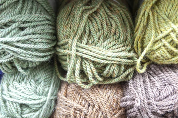 Raf ile renk iplik örme için iğne, tığ saklayın. Parlak top pamuk ve sentetik iplik.