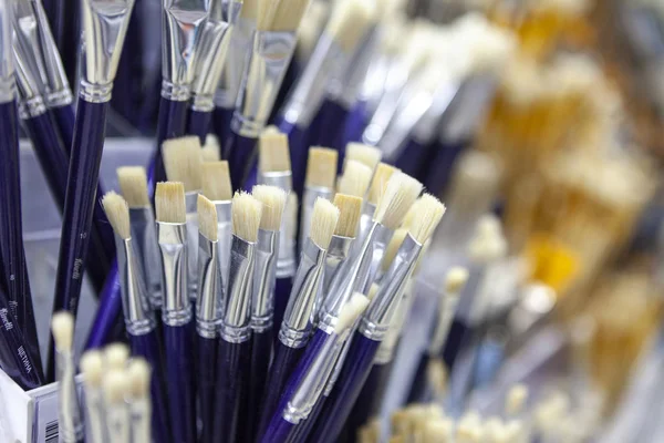Suluboya, akrilik petrol, guaş ile boyama için fırçalar. Düz güneş ışınlarına kıllar. Closeup boya fırçaları. Sığ derinlik-in tarla. Reklam için arka plan.