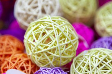 Dekoratif rattan topları dekorasyon ev, ofis, Oda için. Renkli rattan topları. Sığ derinlik-in tarla. Reklam için arka plan.