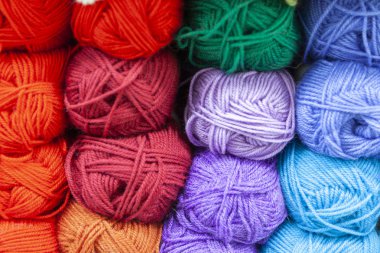 Raf ile renk iplik örme için iğne, tığ saklayın. Parlak top pamuk ve sentetik iplik.