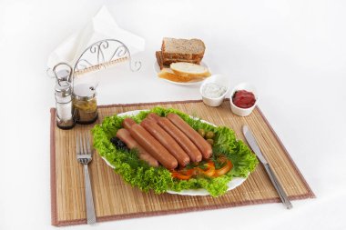 Sosis, domates, salatalık ve Yeşiller ile füme. Siyah ya da beyaz ekmek ile servis. Mükemmel bir ek bir sıcak sos ve hardal var. Bu yemek yemek için güç ve neşe verir.