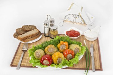 Bulgar biber et otlar, sos ve ekşi krema ile doldurulmuş. Doyurucu bir sağlıklı yemek için iyi bir yemek. Siyah ya da beyaz ekmek ile sıcak servis yapın. Hardal yemek için iyi bir baharat olduğunu.