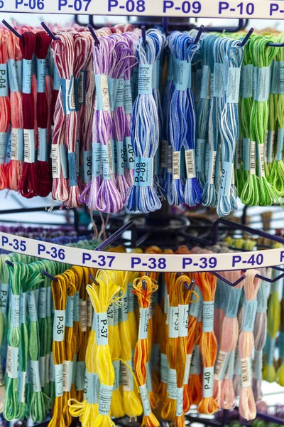 Tolyatti, Rusya, 09 Haziran 2018: Taşlar ile renkli mouline deposunda. Renk mouline konu. Mulina konu nakış çapraz ve pürüzsüz için paleti. Önden görünüm.