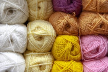 Raf ile renk iplik örme için iğne, tığ saklayın. Parlak top pamuk ve sentetik iplik.