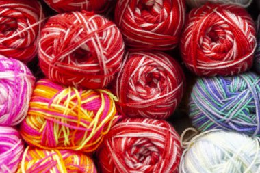 Raf ile renk iplik örme için iğne, tığ saklayın. Parlak top pamuk ve sentetik iplik.