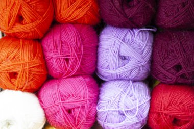 Raf ile renk iplik örme için iğne, tığ saklayın. Parlak top pamuk ve sentetik iplik.