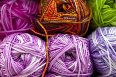 Raf ile renk iplik örme için iğne, tığ saklayın. Parlak top pamuk ve sentetik iplik.