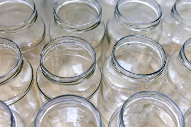 Cam kavanozlar koruma meyve, mantar, sebze için. Kavanoz reçel, gıda ve sıvı için. Parlama ile olabilir. Üstten görünüm.