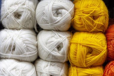 Raf ile renk iplik örme için iğne, tığ saklayın. Parlak top pamuk ve sentetik iplik.