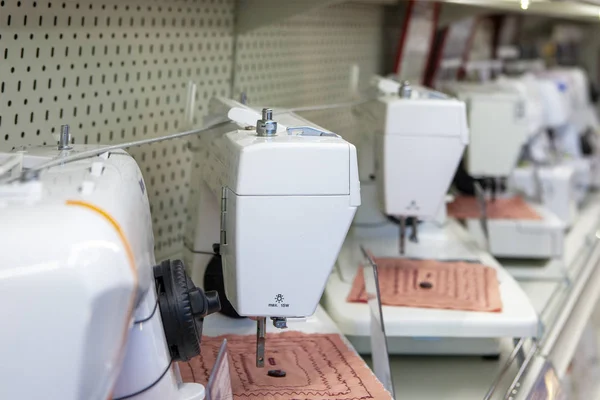 Electric Sewing Machines Store Shelf Side View Shallow Depth Field — Stock Photo, Image